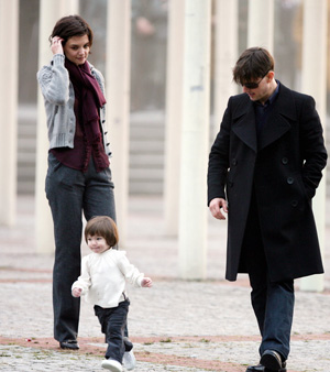 Tom Cruise, Katie Holmes and Suri, pic, pics, picture, pictures, photo, photos, hot, celebrity, celeb, news, juicy, gossip, rumors