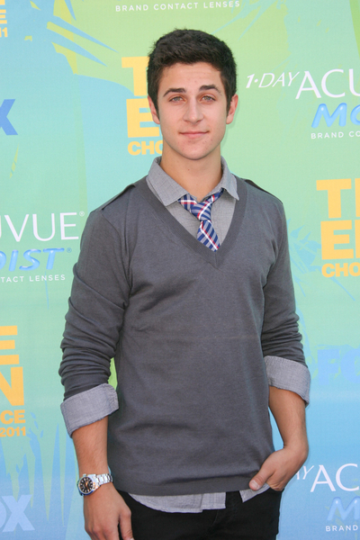 David Henrie Pictures: Teen Choice Awards 2011 Red (Blue) Carpet Photos, Pics
