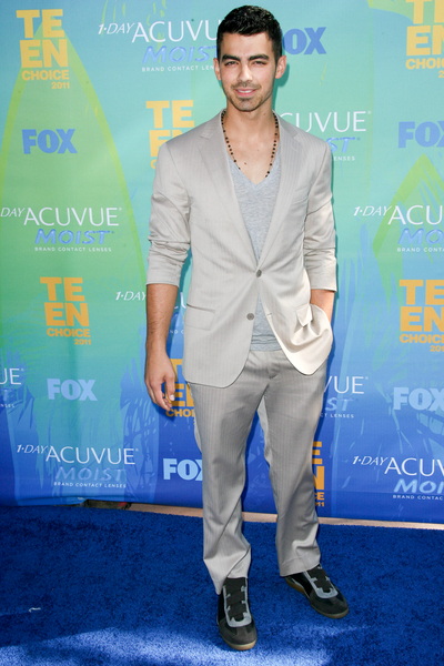 Joe Jonas Pictures: Teen Choice Awards 2011 Red (Blue) Carpet Photos, Pics
