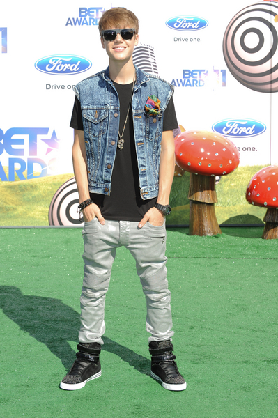 Justin Bieber Style Pictures: BET Awards 2011 Red Carpet Photos, Pics