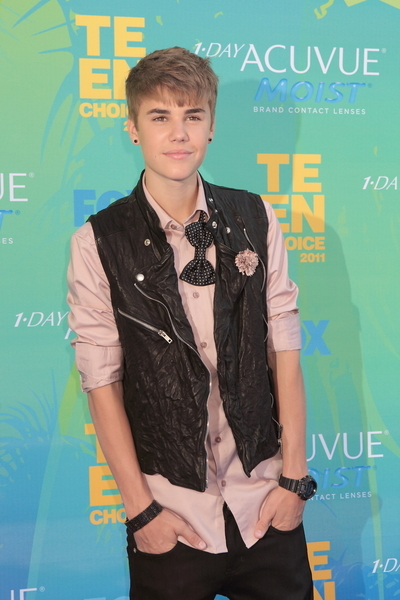 Justin Bieber Hot Style Pictures: Teen Choice Awards 2011 Red (Blue) Carpet Photos, Pics