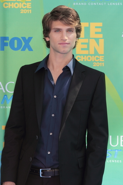 Keegan Allen Pictures: Teen Choice Awards 2011 Blue Carpet Photos, Pics