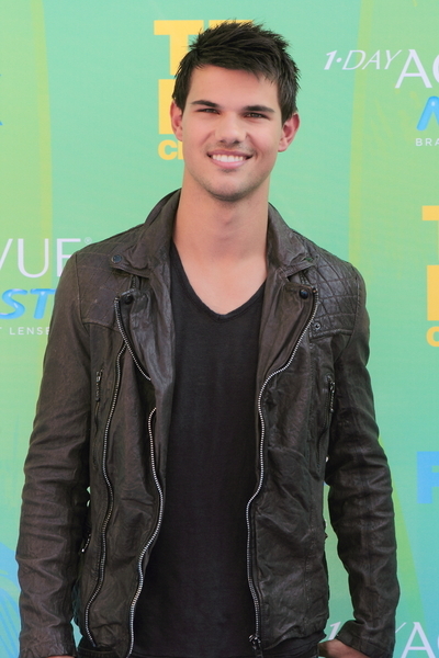 Taylor Lautner Pictures: Teen Choice Awards 2011 Red (Blue) Carpet Photos, Pics