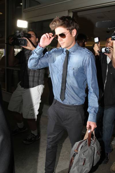 Zac Efron Paparazzi Pictures: LAX Sighting July 27, 2010 Photos and ...